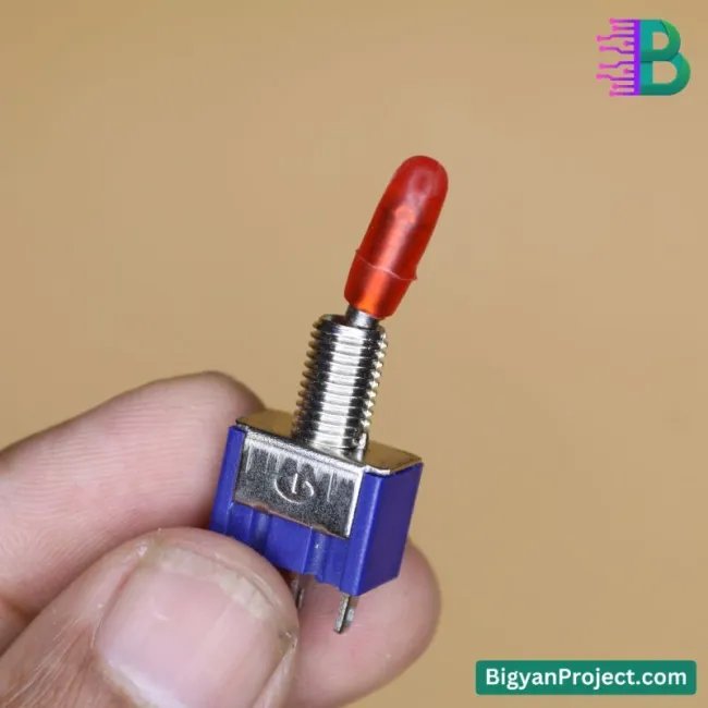মিনি ON-OFF টগল সুইচ ৩ পিন ৬A ১২৫V কিনুন সহজে