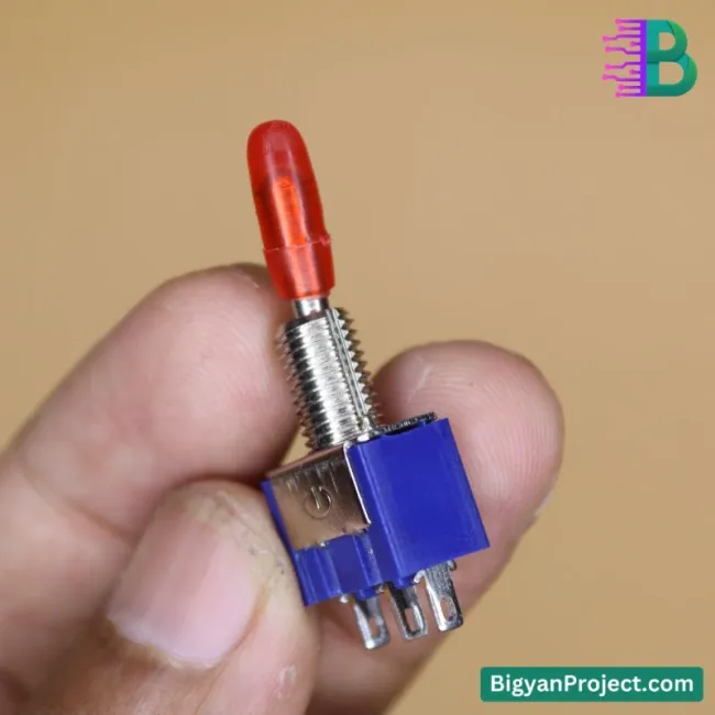 মিনি ON-OFF টগল সুইচ ৩ পিন ৬A ১২৫V কিনুন সহজে
