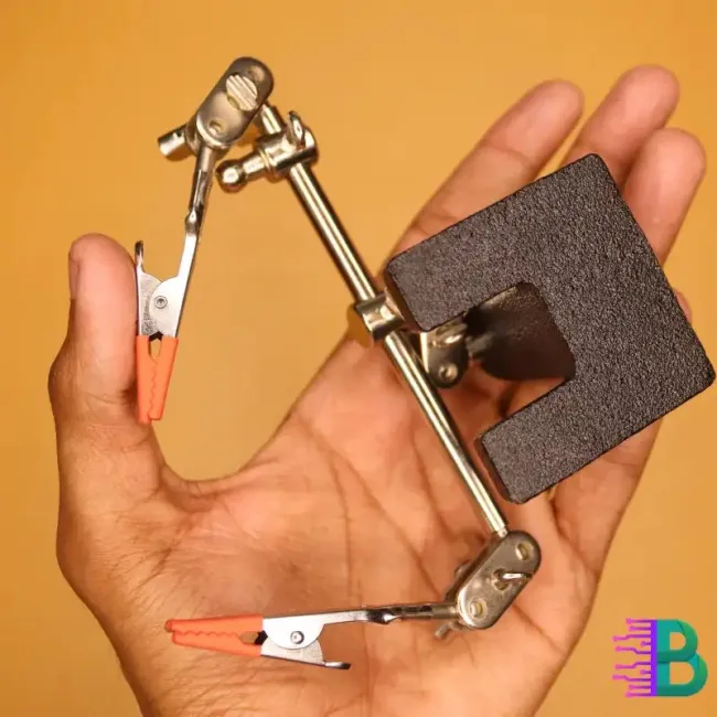 ম্যাগনিফাইং গ্লাস ও ক্লিপ সহ সোল্ডারিং স্ট্যান্ড কিনুন