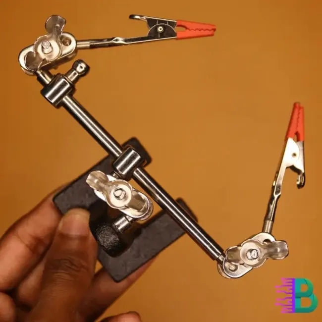 ম্যাগনিফাইং গ্লাস ও ক্লিপ সহ সোল্ডারিং স্ট্যান্ড কিনুন