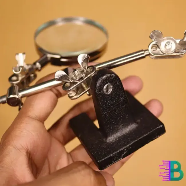 ম্যাগনিফাইং গ্লাস ও ক্লিপ সহ সোল্ডারিং স্ট্যান্ড কিনুন